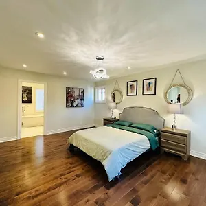 Elegant New Reno Sweet , Toronto Canada